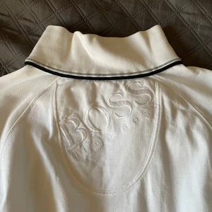 HUGO BOSS HALF-ZIP SWEATSHIRT - äljer nu min Hugo boss half-zip sweatshirt. Inköpt på zalando för 1900 kr. Den är använd cirka 2 gånger och tvättad en gång. Säljer på grund av felköp. Den är i storlek XL men passar M-L väldigt bra.