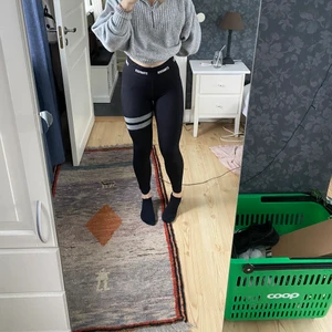Stronger tights  - Stronger tights i nyskick stl medium, passar mig som har 36-38 i vanliga fall. Säljes då dom inte kommer till användning! 💕