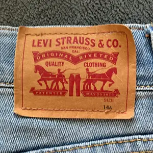 Jag säljer ett par Levis jeans som är i strl 14A men passar oxå folk som har xs! Jag säljer dessa jeans för att jag inte kan använda dom längre. Skick 7/10