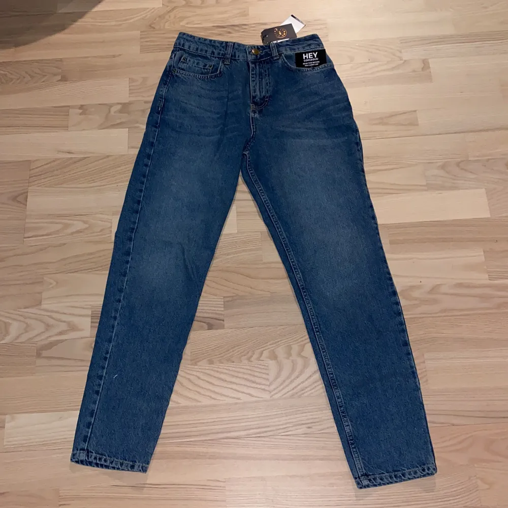 Mörkblåa (mom/boyfriend) jeans från Nelly med alla lapparna kvar, endast provade, säljer pga för stora. (är 170cm lång) köparen står för frakten💛. Jeans & Byxor.