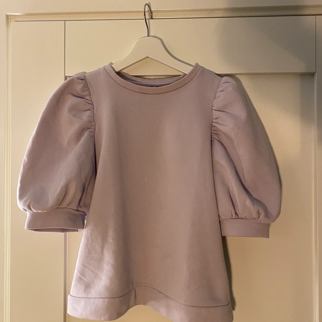 Ljuslila tröja med puffärmar - 90