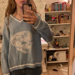 Cool tröja!  - Så cool tröja i en fin blå färg! Älskar vringningen och dödskallen! Storlek s!  
