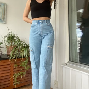 High loose Levis  - Super hög midja med vida ben. Cargo fickor på sidan. Ingen stretch. Storlek 27x33 