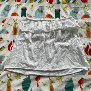 Ärmlös topp - En ärmlös vit topp med spets och en knytdetalj. Står ingen storlek men gissar på L! Superfin och man har den som en bandeu men som sitter lite lösare!