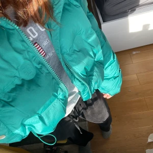 Bershka jacka turkos  - Aldrig använd! Helt ny bara att jag har tagit av lappen från bershka, jättefin färg 