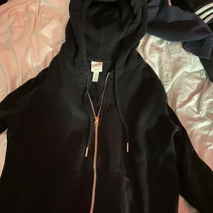 HM tröja  - Det är en HM tröja som jag bara har använt 5, 6 gånger. Det är inte riktigt min stil längre men det är ett skönt material 