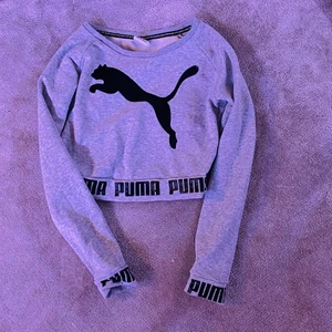 Puma - Croppad tröja - Croppad tröja från Puma. Funkar att ha som vanlig tröja eller att träna i. Storlek XS.