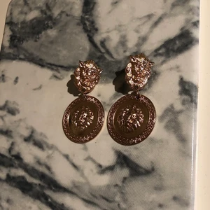 Örhängen - Säljer dessa snygga örhängen, matchar med halsbandet (se annonsen innan) använda ett fåtal gånger, fint skick!