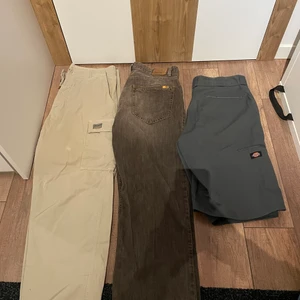 Olika byxor - Bild 1 pepe jeans cargo storlek: W34 skick:9/10                                 Timberland jeans storlek: W36 skick:8/10.                            Dickies shorts storlek: 33 loose fit skick: 9/10.                      Bild 2 svarta lee jeans storlek: W34 skick:8/10.                   Tommy hilfinger denim jeans storlek: W32 W32 skick:9/10.                                                                                Beiga peak performance jeans storlek: W34 L34 skick:9/10.