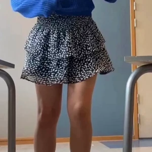 Prickig kjol - Prickig kjol från chelsea i Göteborg. Storlek S men passar allt från XS-M då den är väldig stretchig. 