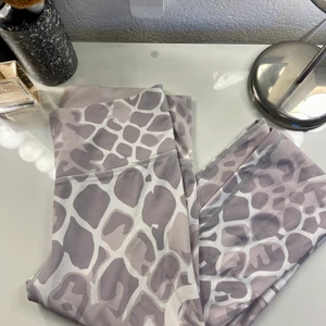 Superfina träningstights från Aim’n  - Högmidjade träningstights från Aim’n i en grå snakeprint i storlek S