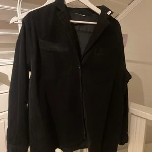 Vintage Manchester  - Cool jacka/blazer från okänt märke , köpt på second hand 😅  skulle uppskatta storleken till en S / liten M, spårbar frakt ingår :) materielet är i Manchester och det är två fickor på varsin bröstsida, 