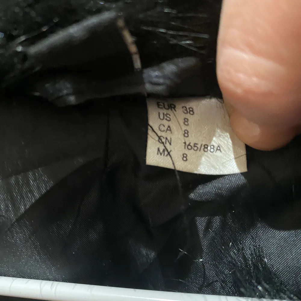 Otroligt varm pälsjacka från H&M i strl 38. Används endast ett par gången så den är helt fläckfri!. Jackor.