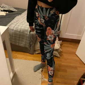 Tränings byxor/ tränings tights - Säljer mina super fina stronger byxor då dem inte kommer till användning. Det är i super skick och syns knappt att det är använda. 💗