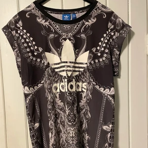 Mönstrad adidas T-shirt storlek M - Mönstrad grå adidas T-shirt i storlek M. Uppvikta ärmar.