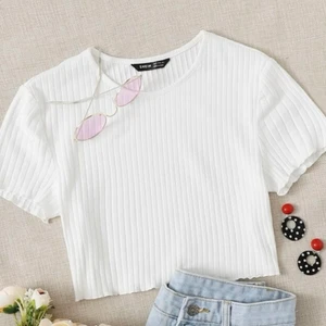 Vit crop top - Vit ribbad magtröja i strl xs, väldigt kort men skön. Använd ca 3 gånger. Någon fläck på den men syns inte. Priset kan diskuteras.