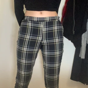 Plaid byxor strl 38 - Fina rutiga byxor från H&M i storlek 38, gott skick. Midjan är elastisk och de passar S- liten M 💗