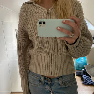 Stickad kofta - Sjukt snygg stickad kofta från zara❤️‍🔥❤️‍🔥 har några trådar som hänger ut och lite nopprig