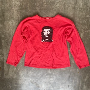 Che Guavera tröja - En tröja från märket new line 2000 med Che Guavera som print. Det står XL på insidan men skulle snarare säga att den är S/M. Betalar ej för frakt