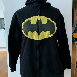 Batman zip up - Jättecool Batman zip up köpt här på plick men den får ingen användning så jag har valt att sälja den😔😍😍 