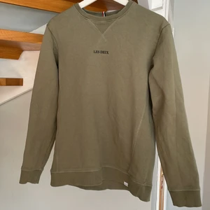 LES DEUX Sweatshirt  - Detta plagg är i storlek S/XS och passar till både kvinnor och Män. Plaggets färg heter Lichen Green/Black enligt Les Deux hemsida. 