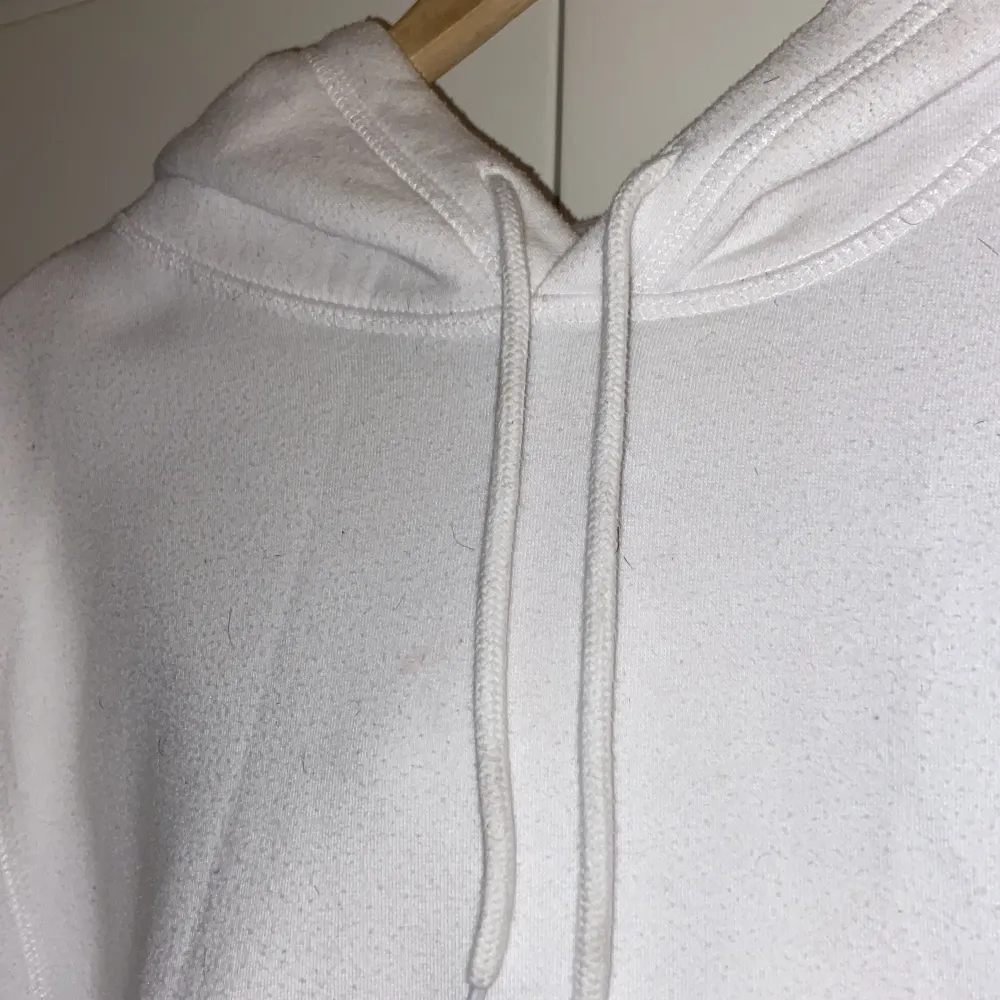 En fin vit hoodie som inte kommer till användning , skriv vid intresse eller frågor ☺️. Hoodies.