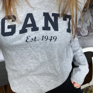 Gant tröja grå - Jag säljer min trendiga grå långärmade ganttröja! Den är använd max tre gånger och är i nyskick. Originalpris: 499 💗 Om ni är intresserade så skriv :)