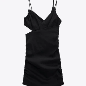 Zara - Säljer denna as snygga klänningen i storlek S från zara. Helt slut på hemsidan. Säljer då den är för stor för mig har då inte möjlighet att skicka bild på hur den sitter på mig!!🖤⚡️