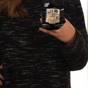 Stor långärmad tröja - Skön tröja i storlek xl, jag har storlek S och blir oversized på mig, sitter bra och skönt, skönt material och fina färger, pris 80kr plus frakt 💝