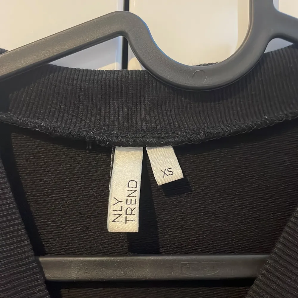 Lång sweatshirt från Nelly. Aldrig använd. Tunt material. . Neuletakit & Villapaidat.