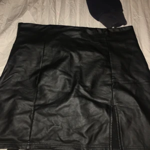Fake läder kjol från SHEIN  - Använt, storlek M-L. Stretchigt material, väldigt snygg. 