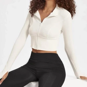 Zip up crop top - Jätte snygg och bekväm både vanlig vardagströja och träningströja! Jag tog för liten storlek och därför tror jag den skulle passa någon annan, detta är storlek S och jag är rätt så lång! Skriv om du är intresserad ❤️ priset kan diskuteras! 