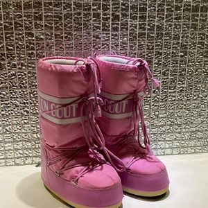 Moonboots storlek 37-39 - Ganska nya moonboots i storlek 37-39, ganska nya då jag fick dom i julklapp så skulle säga att dom är i bra skick, lite smutsiga vid tårna pga dåligt väder med de går säker att tvätta bort lätt😊