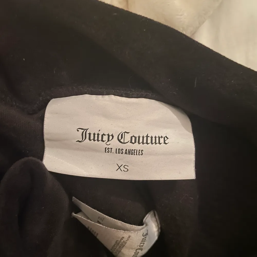 Jättefina juicy couture byxor. Aldrig använda då de är för långa i benen för mig. Inga hål och alla stenar är kvar. . Jeans & Byxor.