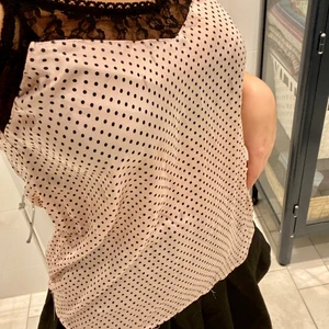 Linne från stradivarius storlek S - Prickigt linne från stradivarius med spets, gjort av 100% polyester, använt fåtal gånger och i som-nyskick