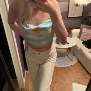 Topp - Säljer en fin sommartopp med öppen rygg ifrån shein. Skulle rekommendera att ha den om man har lite mindre bröst då det kan vara svårt o få den passa rätt osv annars💓