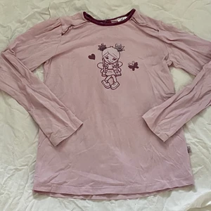 cool tröja med tryck  - söt vintage tröja med tryck, fett y2k vibes. Lite nopprig och har typ lite kortare ärmar då det är en Barnstorlek men passar XS/S! 💕