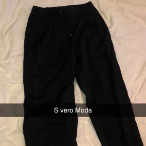 Svarta kostymbyxor - Säljer dessa snygga kostymbyxor ifrån Vero Moda i lite ”pösigare” modell. Fantastisk sköna och snygga!