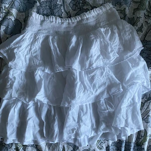 Vit volangkjol  - Superfin vit volangkjol från H&M. Köpt från barn avdelning så är lite mindre i storlek, men passar bra om man har St S i underdelar. Utgångspris 150 kr 🤍🤍