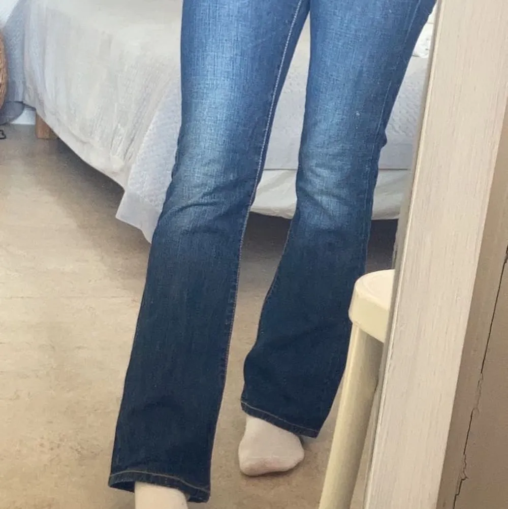 Säljer dessa lågmidjade flare jeans från Evisu, som jag köpt på Plick i våras 🥰 Använt dem flitigt under april/maj men sen inget mer då dem inte är min stil längre. Fortfarande superbra kvalitet! Skriv för fler bilder 🤍     Jag har w25 på vanliga mellanmidjade/högmidjade jeans, och dessa var perfekt storlek för mig som lågmidjade då :) Dem sitter lite tight kring rumpan xD  Jag är 166, passar mig perfekt i längden 🥰                    Köparen står för frakten . Jeans & Byxor.