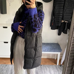 Lång väst - Väst i längre modell, superskön och med luva. Vattenresisten dessutom💜