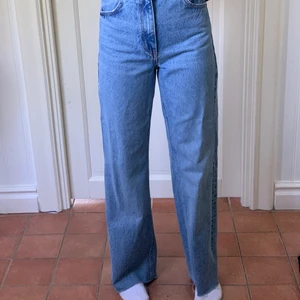 Jeans  - Säljer ett para zara jeans i stolek 32 säljer dom för jagvikye använder dom längre jag har klippt dom jag är 158,5 och dom passar 