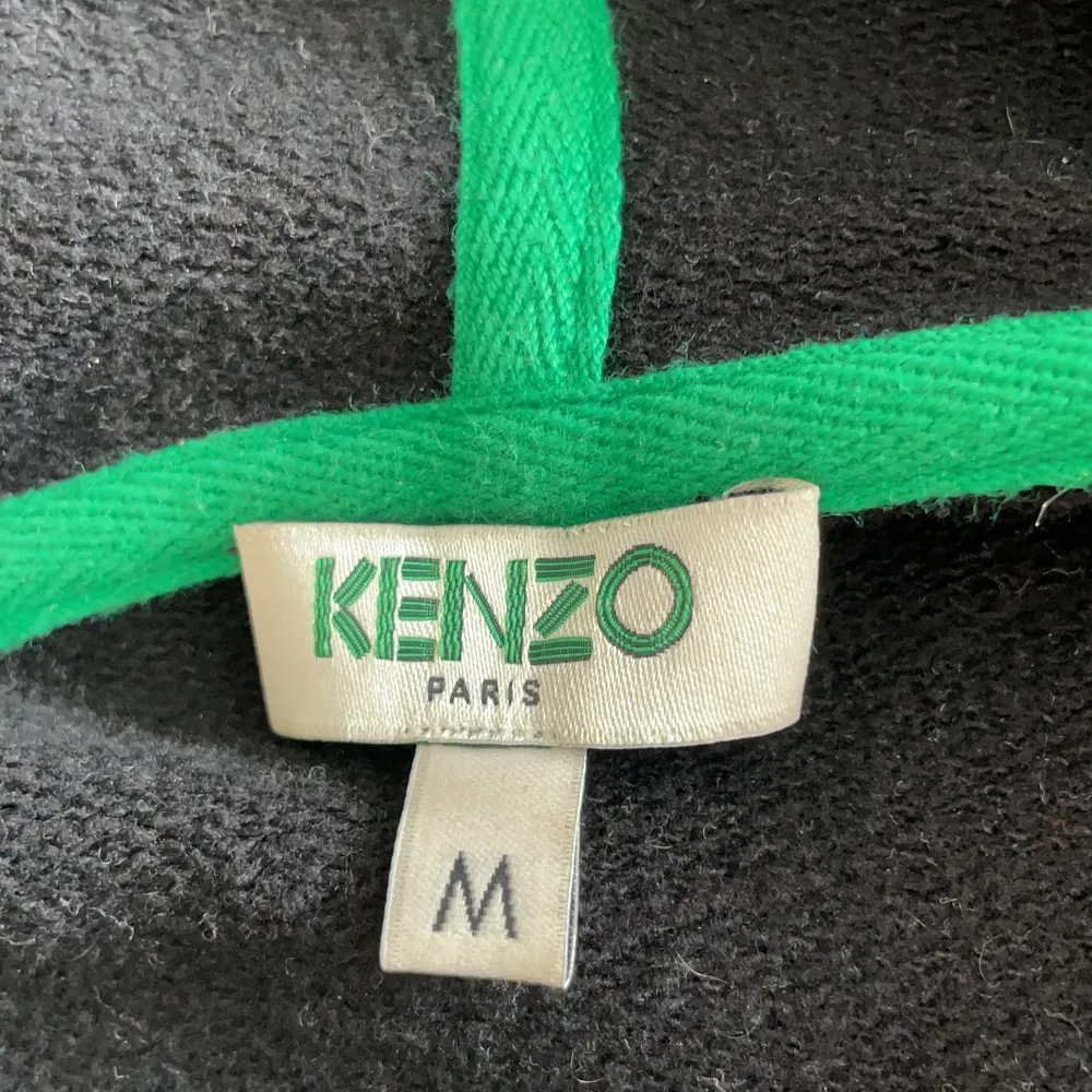 Kenzo-luvtröja i extremt bra skick. Använd endast 2/3 gånger 🤍 Köptes runt 3000 kr 🤍 frakt ingår inte i priset! . Tröjor & Koftor.