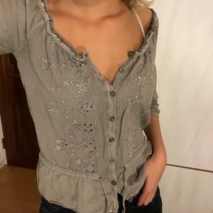 blus - fin grå blus som man knyter i midjan. sitter lite tajt i ärmarna på mig med S så skulle säga strl XS, skriv privat vid frågor<3