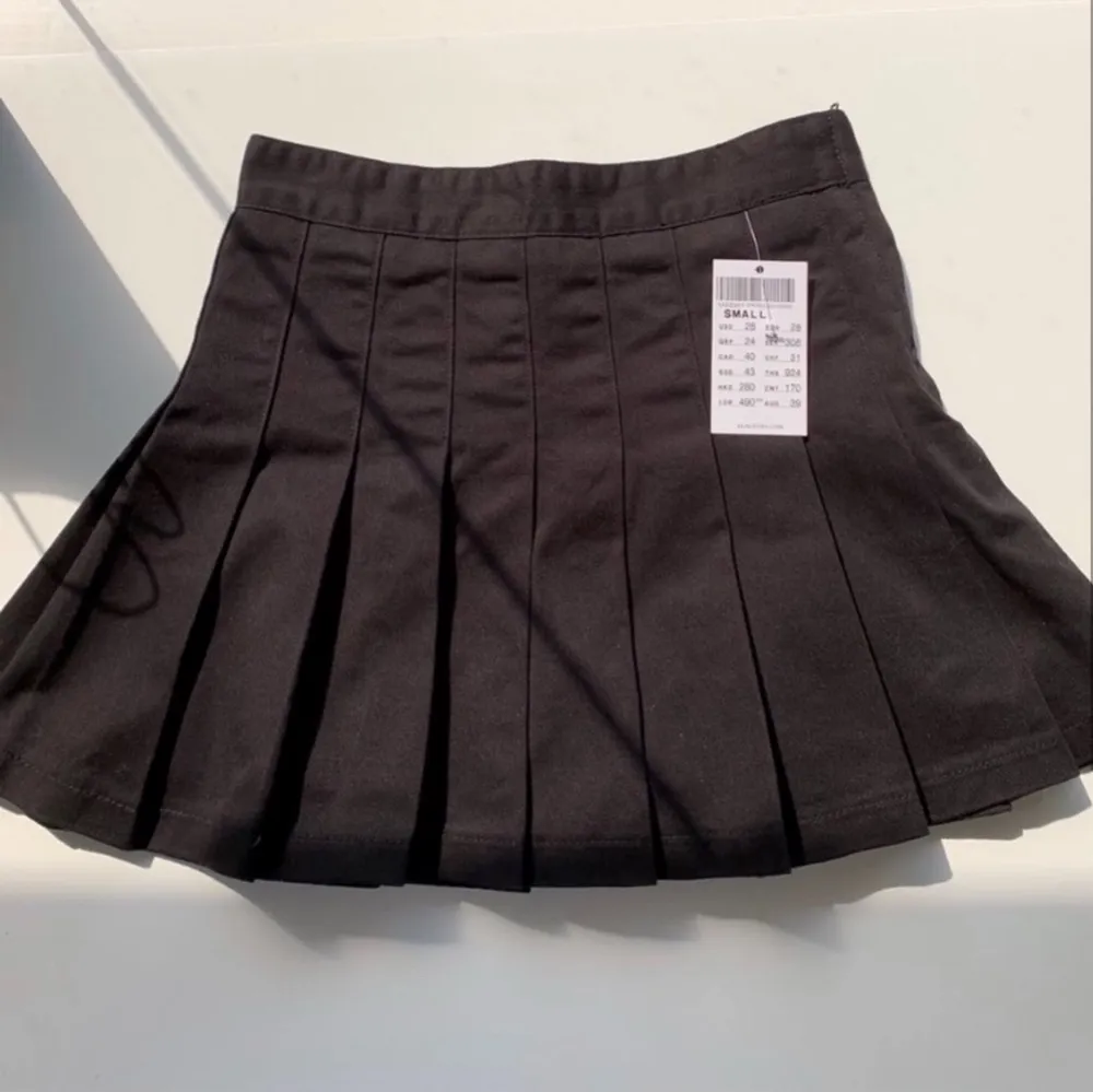 Tennis kjol från brandy melville med inbyggda shorts! Säljer denna jättefina kjolen då den inte har kommit till användning. Kom privat för egna try-on bilder!! Priset kan diskuteras💗⚡️. Kjolar.