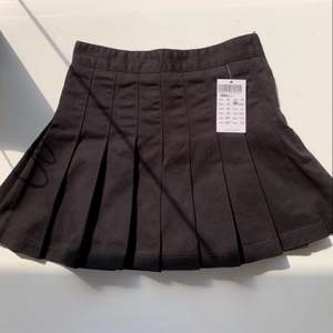 Tennis kjol från brandy melville med inbyggda shorts! Säljer denna jättefina kjolen då den inte har kommit till användning. Kom privat för egna try-on bilder!! Priset kan diskuteras💗⚡️