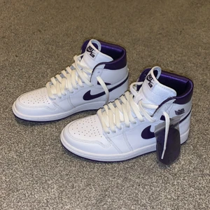 Jordan 1 - Säljer nu ett par helt oanvända Jordan 1 (Court purple white W) då jag beställde fel storlek. Inköpta på Zalando, Kvitto finns. Orginalbox medföljer och ett par lila skosnören. Jag har storlek 39 och dom här va precis lite för små. Bud startar på 2200kr💓💓 vid snabb affär kan dom säljas 2500!