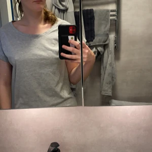 Grå T-shirt  - Grå T-shirt ca 2år gammal väldigt bra skick, skönt material på tröjan väldigt fin till ett par svarta jeans eller ett par kostymbyxor 