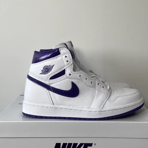 Air Jordan 1 Retro High Court Purple (W) - Air Jordan 1 Retro High Court Purple (W). DS. US 6.5W/EU 37.5W. 1800kr. Meet up in Stockholm available. No trade/exchange 