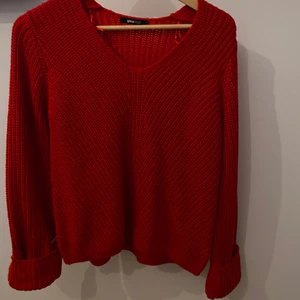 röd stickad - fin röd tröja från Gina! Aldrig använd! 60kr+frakt